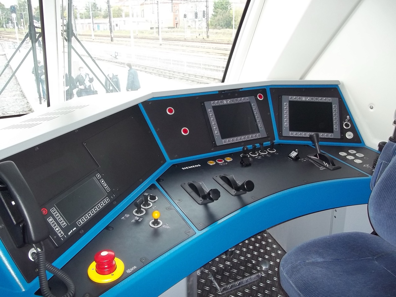 Kabina lokomotywy Vectron z pulpitem sterowniczym i wyświetlaczami