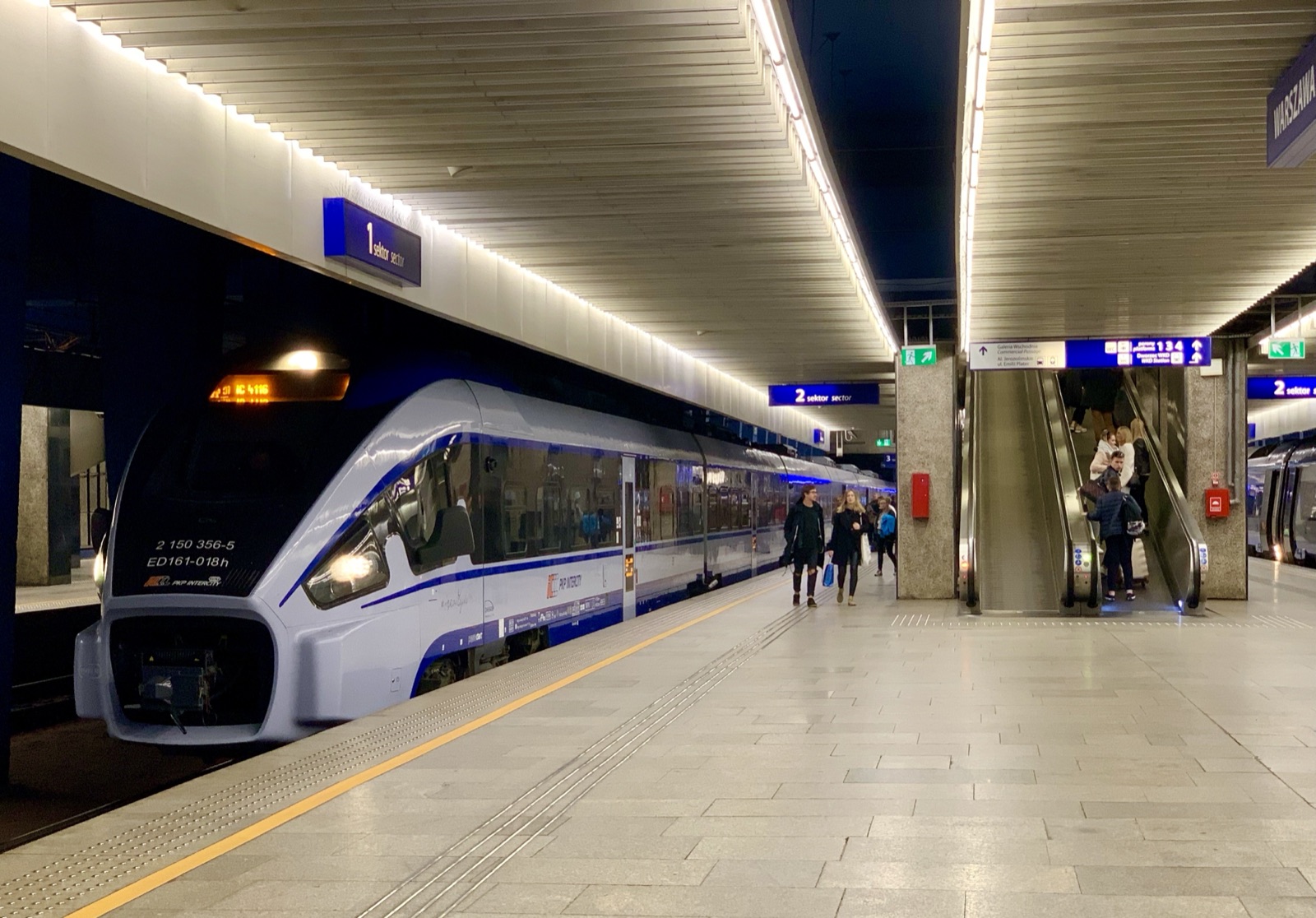 Pociąg PKP Intercity przy peronie na stacji Warszawa Centralna