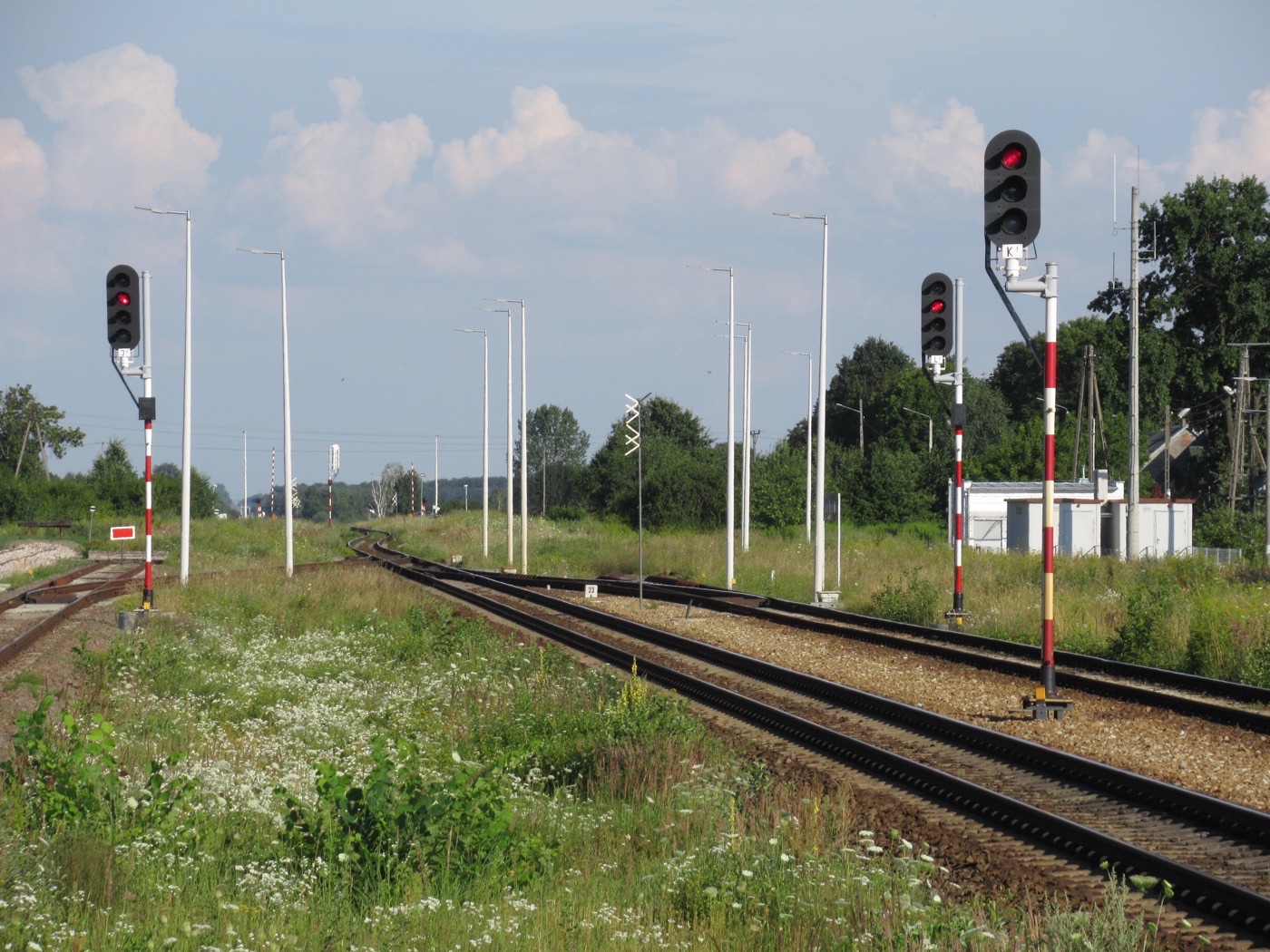 Tory kolejowe z semaforami — algorytm GPS dopasowuje szlak do linii PKP